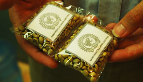 Certified coffee beans © Rainforest Alliance